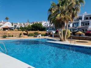 L'Eau, Plante, Ciel, Propriété, Bâtiment, Piscine, Bleu Azur, Arbre, Fenêtre, Loisir