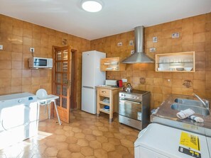 Cabinetry, Möbel, Eigentum, Countertop, Küche, Gebäude, Haushaltsgerät, Holz, Interior Design, Küchengerät