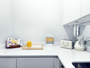 Eigentum, Regale, Interior Design, Cabinetry, Zapfhahn, Rechteck, Gas, Küchengerät, Küche