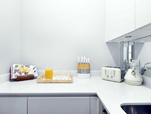 Eigentum, Regale, Interior Design, Cabinetry, Zapfhahn, Rechteck, Gas, Küchengerät, Küche
