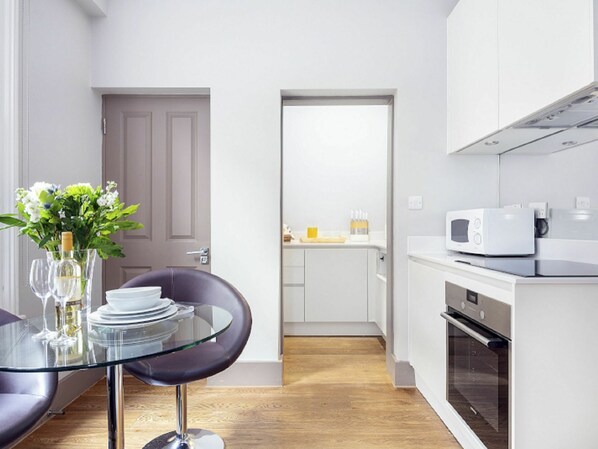 Möbel, Cabinetry, Produkt, Gebäude, Pflanze, Flooring, Fussboden, Interior Design, Tür