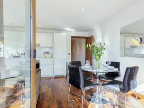 Möbel, Tabelle, Cabinetry, Stuhl, Holz, Gebäude, Halle, Wohnzimmer, Flooring, Küche