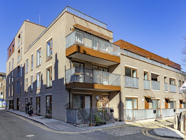 Himmel, Gebäude, Eigentum, Fenster, Urban Design, Pflanze, Eigentumswohnung, Wohngebiet, Baum