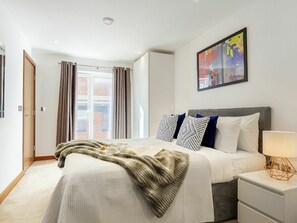 Möbel, Bilderrahmen, Komfort, Holz, Interior Design, Gebäude, Schatten, Fenster, Fussboden, Flooring