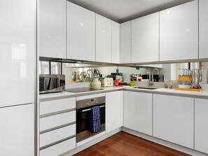 Comptoir, Cabinetry, Bâtiment, Meubles, Évier, Evier, Appareil De Cuisine, Cuisinière, Robinet, Cuisine