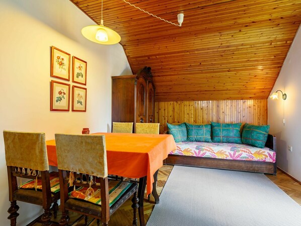 Möbel, Eigentum, Beleuchtung, Interior Design, Komfort, Tabelle, Holz, Wand, Fussboden, Gebäude