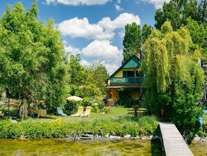 Pflanze, Wolke, Himmel, Gebäude, Wasser, Grün, Natürliche Landschaft, Baum, Haus, Vegetation