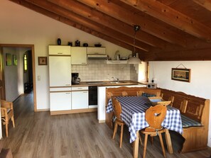 Ferienwohnung Klauser ca. 45 qm mit Südbalkon und Bergblick-Kochen und Essen