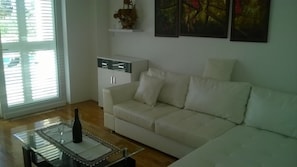 A6(4+1): living room