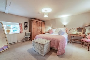 Barnsley Cottage Super King Bedroom - StayCotswold