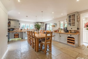Barnsley Cottage Open-Plan Kitchen/Dining Room - StayCotswold