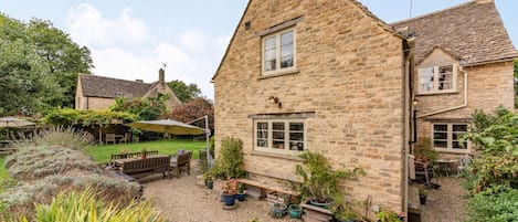 Barnsley Cottage Garden - StayCotswold