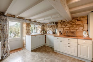 Knoll Cottage Kitchen/Dining Room - StayCotswold