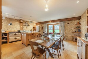 Bunt Barn Kitchen and Dining Room - StayCotswold