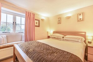 Lavender Cottage Double Bed - StayCotswold