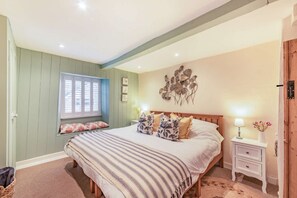Blenheim Cottage Super King Size Bed - StayCotswold
