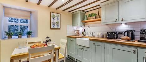 Blenheim Cottage Kitchen/Dining Room - StayCotswold
