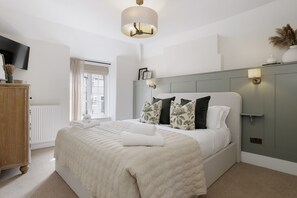 The Smithy Master Bedroom - StayCotswold