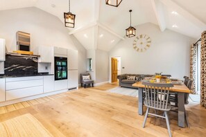 Honeystone Cottage Kitchen and Dining Room - StayCotwold