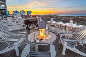 Gather around the fire pit and create unforgettable memories with loved ones. Toasting smores, feeling the ocean breeze, and stargazing by the sea in Gulf Shores!