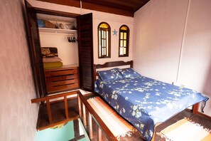 No quarto há uma cama de casal e um colchão extra de solteiro