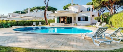This fantastic house provide you a lovely and private pool #holidays #algarve #sun #home