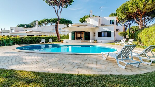 This fantastic house provide you a lovely and private pool #holidays #algarve #sun #home