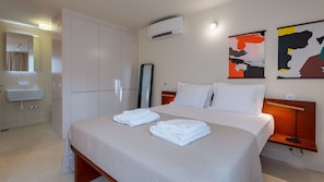 Bedroom with AC and bathroom #algarve #sunny #relax #airbnb