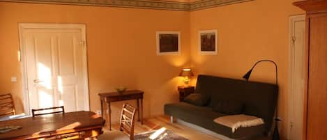 Ferienwohnung am Roten Schloss, 40qm, 1 Schlafzimmer, 1 Wohn/-Schlafzimmer, max. 4 Personen