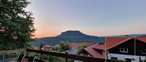 Blick von der Terrasse auf das Ferienhaus  (gelber Rahmen)  und den Lilienstein.