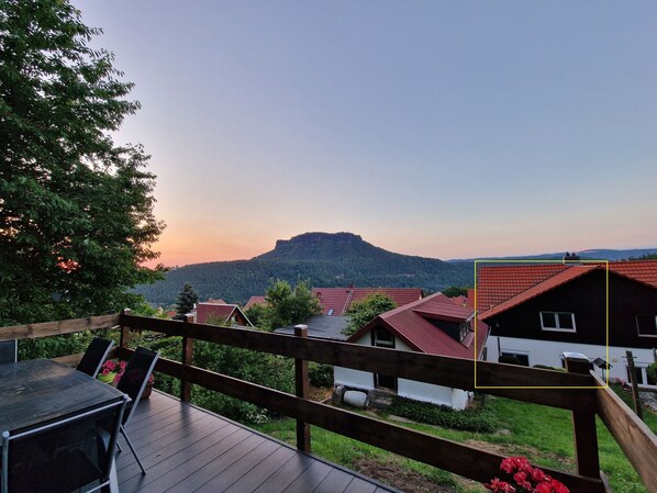 Blick von der Terrasse auf das Ferienhaus  (gelber Rahmen)  und den Lilienstein.