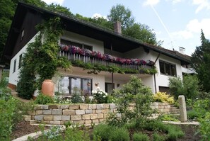 Ferienwohnung Sonja (56qm) mit Küche, Doppelbett und Terrasse-Herzlich willkommen in unserer Ferienwohnung