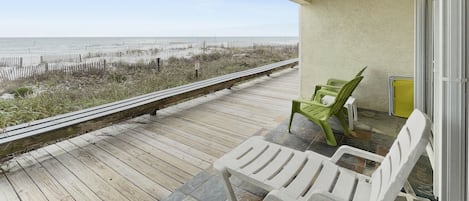 Eastern Shores 101 | Outdoor Sitting Area
