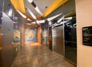 Lobby/Elevator