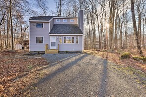 House Exterior | 2-Story Home | Doorbell Security Camera