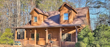 Bryson City Vacation Rental | 3BR | 3.5BA | Stairs Required | 2,400 Sq Ft