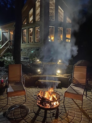 Cozy evening fires overlooking lake !🍷🍷