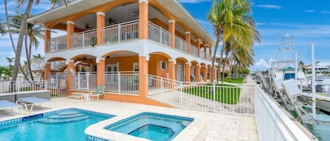 Waterfront vacation rental with deep water  dock 150 Ft - 2 boat lifts 5 bedroom