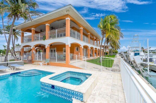 Waterfront vacation rental with deep water  dock 150 Ft - 2 boat lifts 5 bedroom