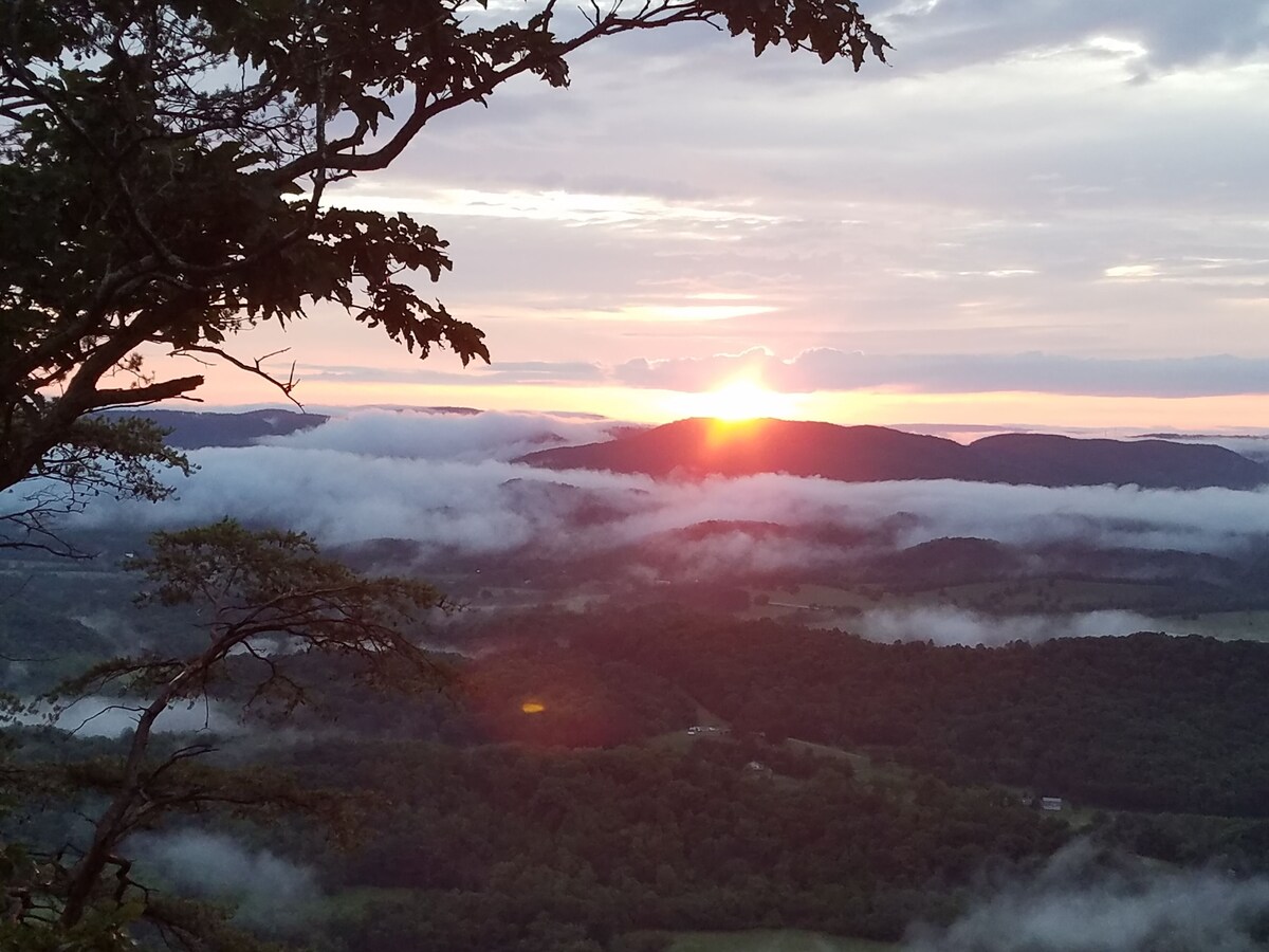 Spectacular bluff views facing west.  Magnificent sunsets!