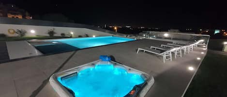 Jacuzzi &amp; Pool by night