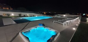 Jacuzzi &amp; Pool by night