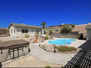 Large yard, pool Jacuzzi and casita 