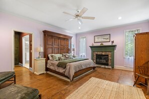 Master Bedroom with large comfy bed, Indvidual lights on Headboard 