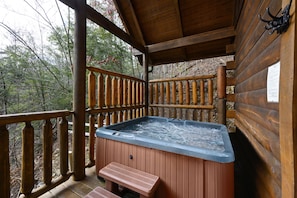 Relaxing 6 person hot tub