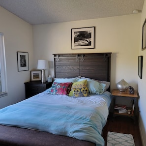 2nd bedroom with queen sized bed
