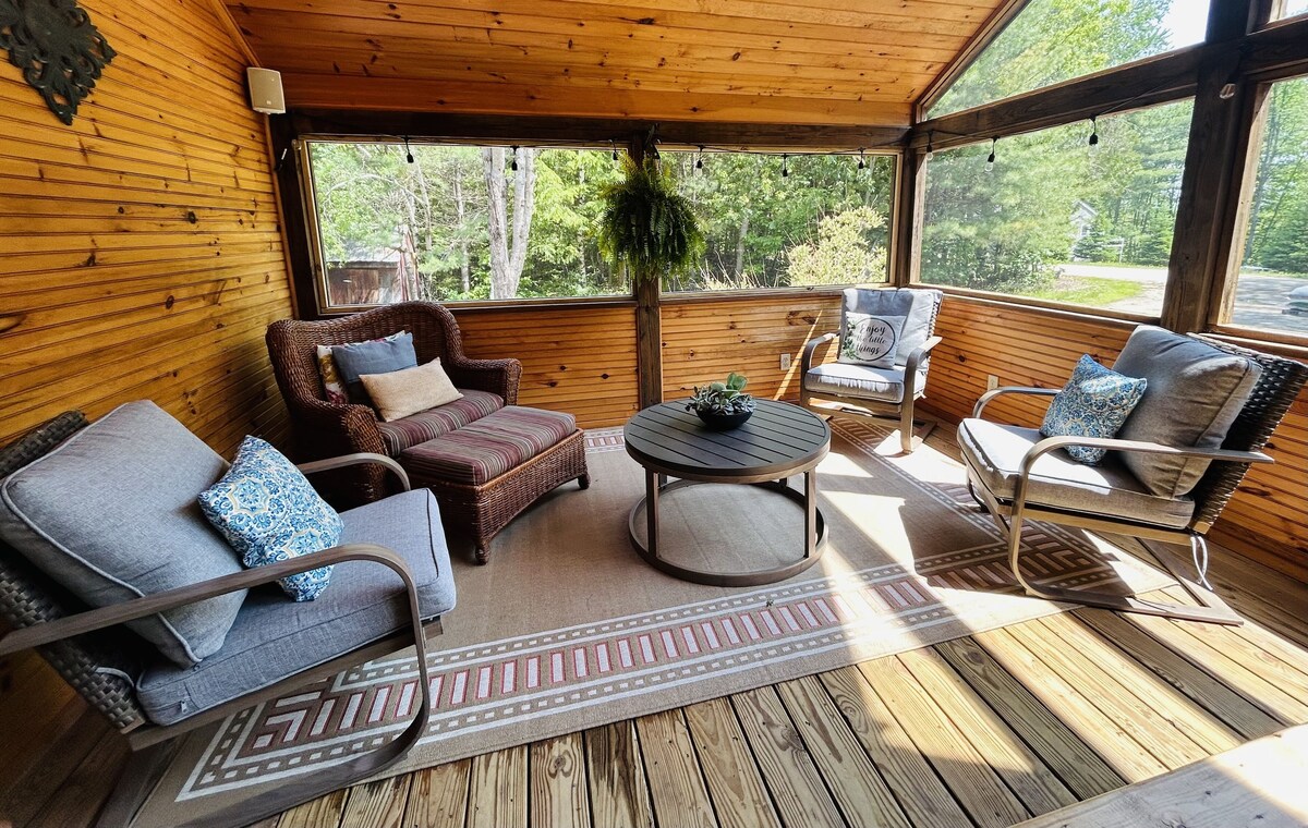 Cozy Chalet, Hot Tub, <30min to N. Conway, Pets ok