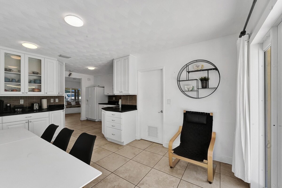 Charming 3 bedrooms house with heated pool & Grill
