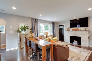 Living Room | Smart TV w/ Netflix | Board Games