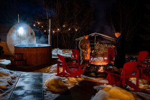 Outdoor spa tub